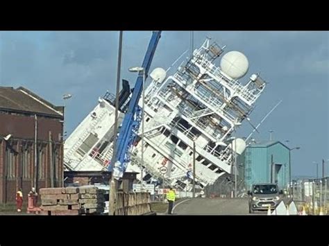 Nave Si Ribalta In Un Cantiere Navale Di Edimburgo Il Forte Vento La