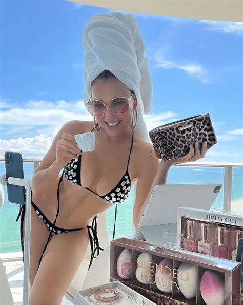 Thalía arranca suspiros en un diminuto bikini a sus años