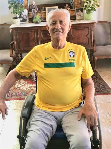 Ex Governador Do DF Joaquim Roriz Aparece Torcendo Camisa Do Brasil