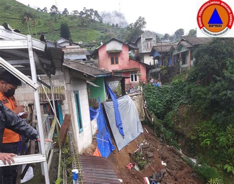 Tembok Penahan Tanah Di Kawasan Puncak Longsor Dua Rumah Warga Rusak