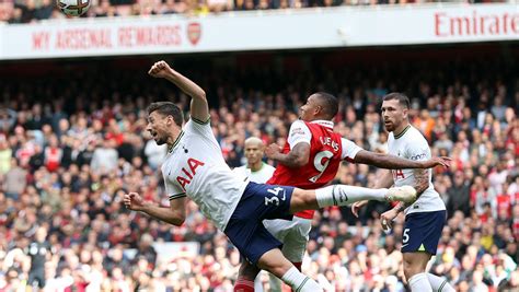 Premier League Arsenal Gewinnt Derby Und Behauptet Platz Eins Krone At