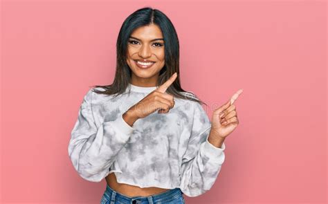 Joven Transexual Latina Transexual Mujer Con Ropa Casual Sonriendo Y Mirando La C Mara Apuntando