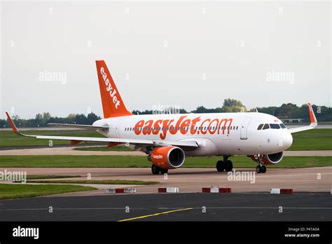 Easyjet A Rollen Fotos Und Bildmaterial In Hoher Aufl Sung Alamy