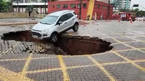 Impressionante Cratera Se Abre Em Rua E Quase Engole Carro Em