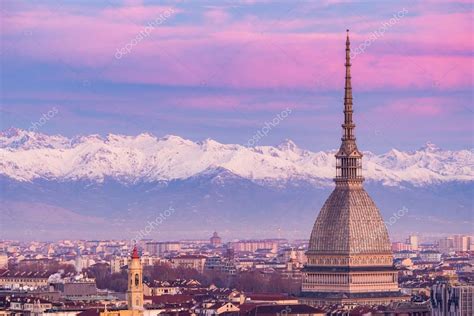 Torino Turín Italia paisaje urbano al amanecer con detalles del