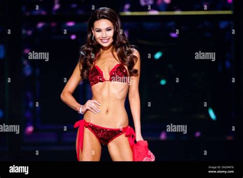 9 Hot Sexy Emma Wo Bikini Pics