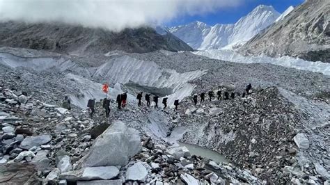 Chinese Expedition Reaches Mount Cho Oyu Summit CGTN