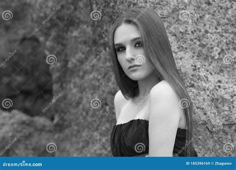 Fille Triste Dans Une Robe En Photo En Noir Et Blanc Image Stock