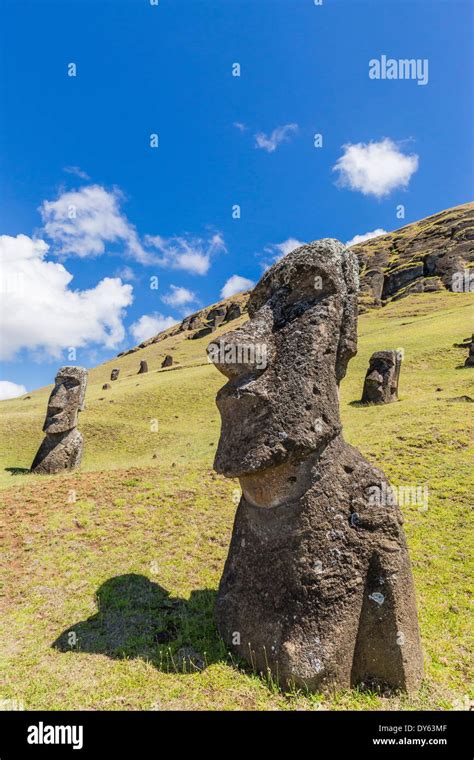 Rano Raraku der Steinbruch für alle Moai Statuen auf den Osterinseln