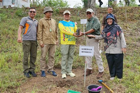 Tutup Tahun 2023 Gubernur Rohidin Tanam Pohon Dalam Rangka Mitigasi