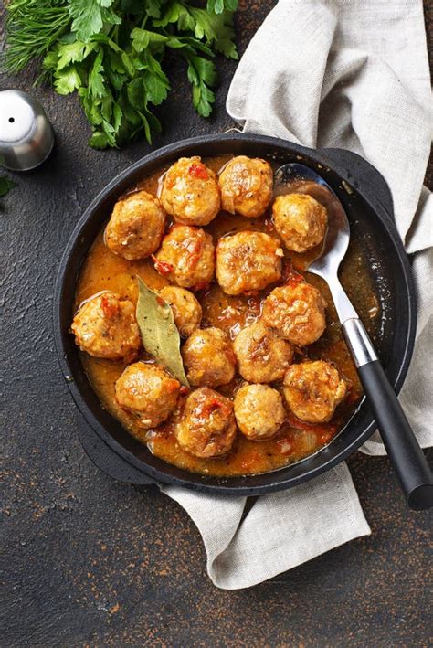 Alb Ndigas Hechas En Casa Con La Salsa De Tomate Foto De Archivo