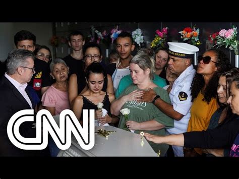 Sob Aplausos Vítimas De Ataque Em Creche De Blumenau São Enterradas Cnn Brasil