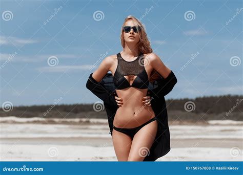 H Rlig Ung Flicka I En Sexig Bikini P Stranden Arkivfoto Bild Av