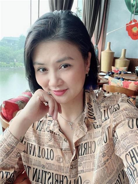 Hoa Kh I B Ng Chuy N M T Th I Kim Hu Ng Nh Hi M Hoi Khi Di N Bikini Quang Th Ng C Ng