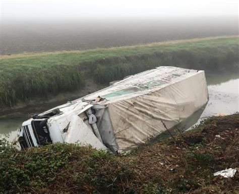 Camion finisce nel fossato il conducente è illeso Traffico in tilt