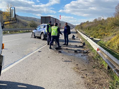 Lastiği Patlayan Otomobil Bariyerlere Çarptı GÜNCEL Niksar