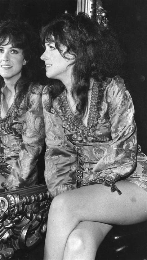 20 Vintage Photos Of A Young Grace Slick In The 1960s And