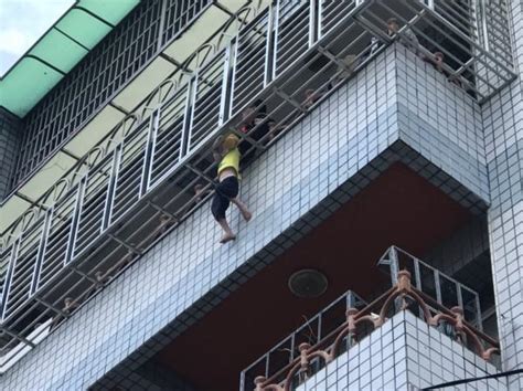 4岁男孩垂挂5楼阳台 消防队惊险救援男孩云梯车小男孩新浪新闻