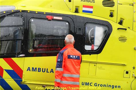 Lifeliner4 Landt Voor Een Medische Noodsituatie Op De Pasop In Midwolde