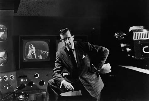 Biography of Edward R. Murrow, Broadcast News Pioneer