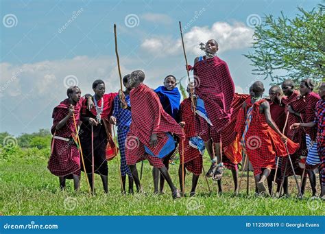 Los Guerreros De Massai Realizan La Ceremonia De Salto Tradicional De