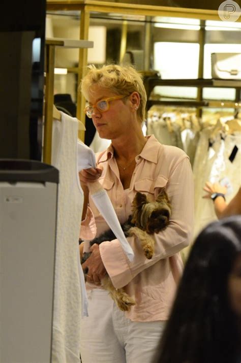 Foto Xuxa Passeia Em Shopping No Rio O Cachorrinho Dudu Nos