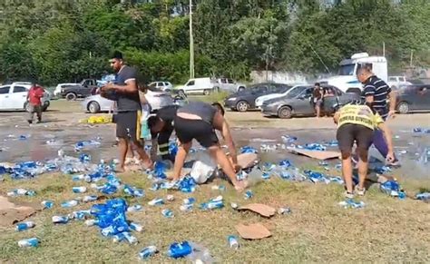 Un Cami N Que Transportaba Cerveza Volc Su Acoplado Y Los Vecinos