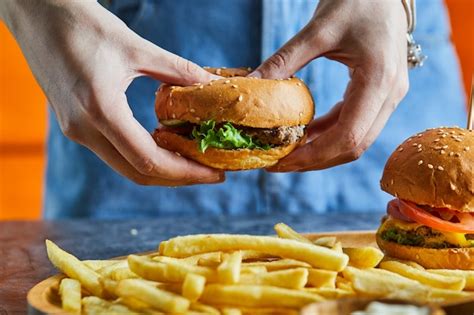 Une Femme Main Tenant Cheeseburger Avec Pommes De Terre Frites Ketchup