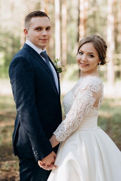 La Novia Y El Novio Est N Caminando En Un Bosque De Pinos En Un D A