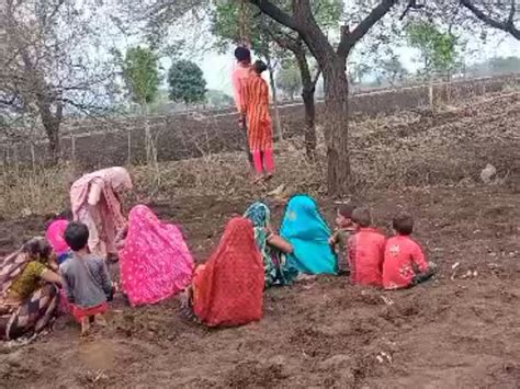 Dead Bodies Of Both Found Hanging On The Same Rope On The Tree युवक