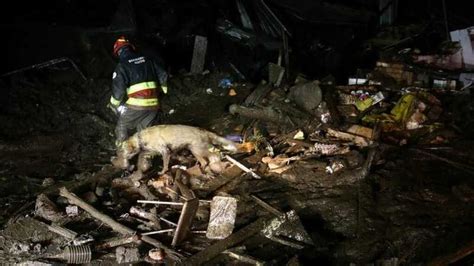 Un Aluvi N Deja Al Menos Once Muertos Tras Arrasar Una Cancha Deportiva