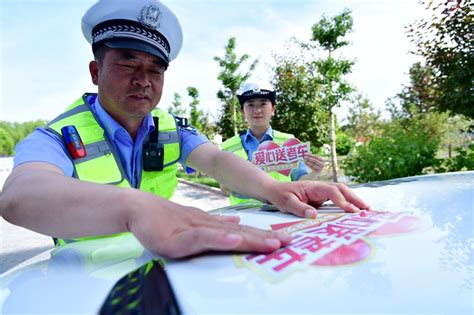 临泽县人民政府 临泽公安交警：爱心送考 助梦启航