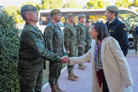 Robles Visita La Base General Almirante De Marines En Valencia