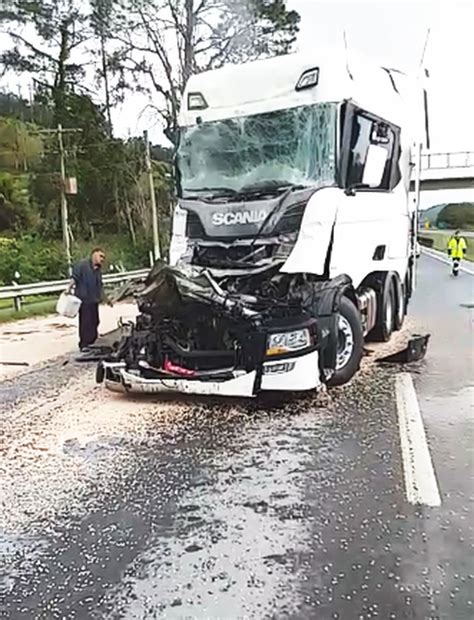 Colis O Entre Carretas Deixa Um Ferido E Causa Lentid O Na R Gis