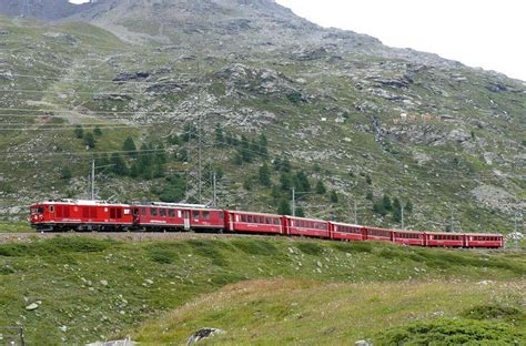 Rhb Regionalzug Von Tirano Nach St Moritz Am Kurz Vor