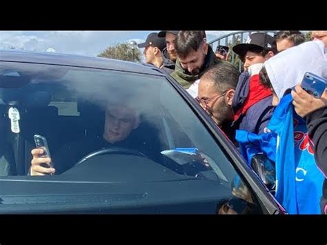 Grande Leo Ostigard Travolto Dallaffetto Dei Tifosi Del Napoli