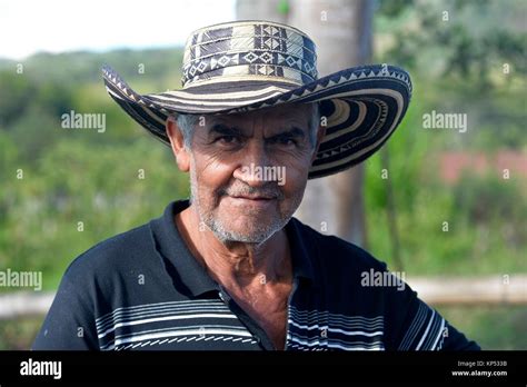 Portrait De Lhomme Colombien Avec Coiffe Traditionnelle La Colombie