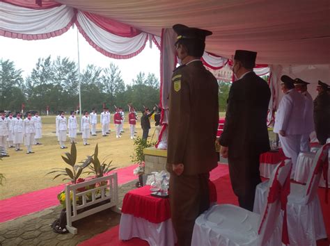 Panitera Pengadilan Negeri Mentok Menghadiri Upacara Penurunan Bendera