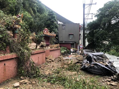 梅雨來襲！新北石碇6樓高土石滑落 土地公廟毀、壓垮車 Yahoo奇摩汽車機車