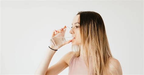 Zwei Liter Wasser Pro Tag Nötig Wie Viel Wasser Du Wirklich Täglich Trinken Solltest