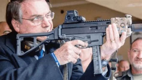 Bolsonaro flexibiliza la tenencia de armas para legítima defensa