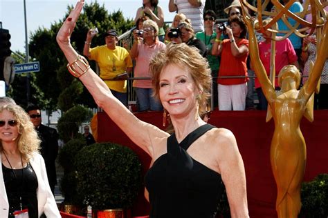 Mary Tyler Moore Dies Aged 80 Us Emmy Award Winning Actress London