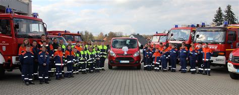 Jugendfeuerwehr freut sich über neuen Mannschaftswagen