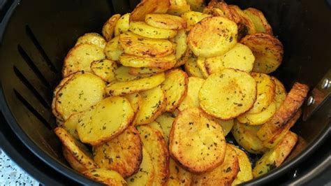 Bratkartoffeln aus der Heißluftfritteuse Air Fryer roasted potatoes