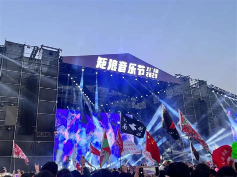 站在草地中央 掀起音乐“矩”浪2023矩浪音乐节在西安未央区精彩开唱 西部网（陕西新闻网）