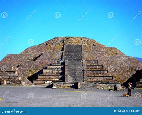 M Xico Teotihuac N Paso Elevado De Los Muertos Pir Mide Del Sol Y