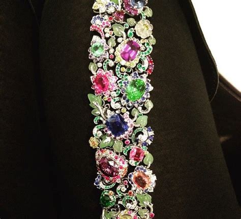 Pin By Angela Patricia On Bordado En Pedreria Floral Tie Floral Zari