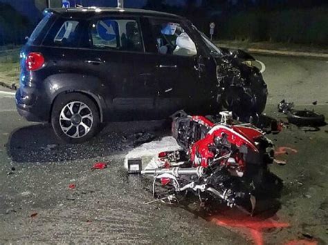 Tragico Scontro Auto Moto Morti Marito E Moglie Di E Anni