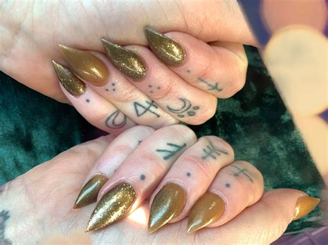 Gold Stiletto Nails Gold Stiletto Nails Stiletto Nails Glitter Stilettos