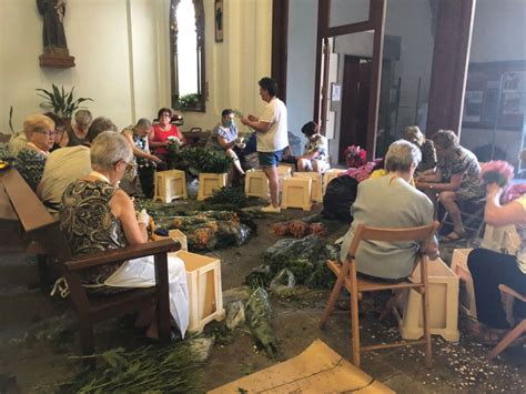 Lesgl Sia Sengalana Amb Dues Catifes De Flors Per Celebrar La Festa